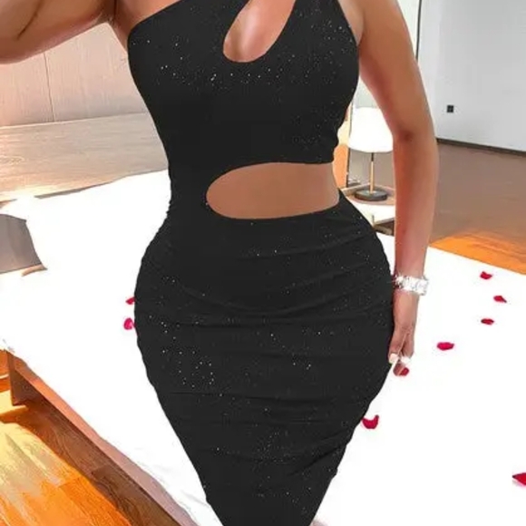 NEW Chic Black One-Shoulder Cutout Dress - Picture 2 of 2